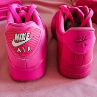Aujourd'hui on voit la vie en rose 🌹 à La Sneakercerie ! 
Duel de nuances de rose  entre la Nike Air Max 90 Laser Fuchsia et la Nike Air Force 1 Low Fireberry.
Ces paires de sneakers apporteront assurément du peps à tes outfits !

Alors plutôt Air Max ou Air Force ? 👟

📸 @la_sneakercerie 

Bien évidemment disponible sur 🌐 www.lasneakercerie.com 

🔎Et si tu cherches un modèle de sneakers en particulier, contacte nous en 📩DM. On se fera un plaisir de trouver cette pépite ! 

😍Si tu aimes notre contenu et que tu veux nous donner de la force 💪, n'hésite pas à :
          - 💻 nous suivre 
          - 🔁 à partager 
          - ❤️ à liker

#nikeshoe #airmax90s #airforce1low #pinkshoes #pinkshoes💕  #hypefeets #nikeairmax90s #nikeairforce1low #fuchsiashoes #ilovesneakers #lasneakercerie #sneakerphoto